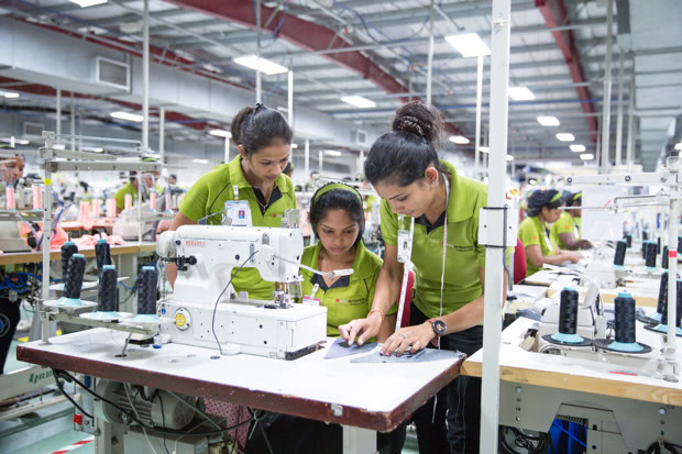 縫製工場で働く女性たち